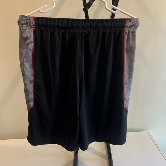 Black Athletic shorts, Under Armour, Medium - Picture 3 of 3
